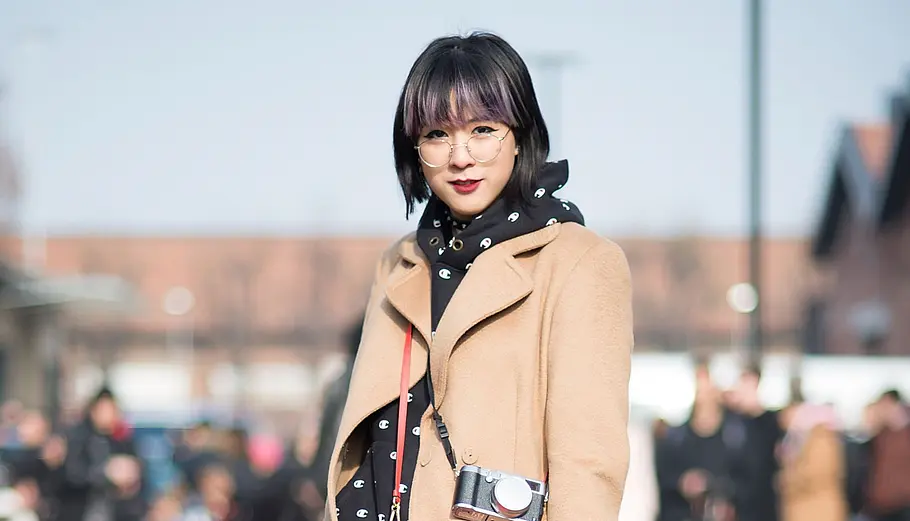 Blunt Bob mit Brille und geradem Pony Halblange Haare mit Pony und Brille: Diese Frisuren liegen im Trend
