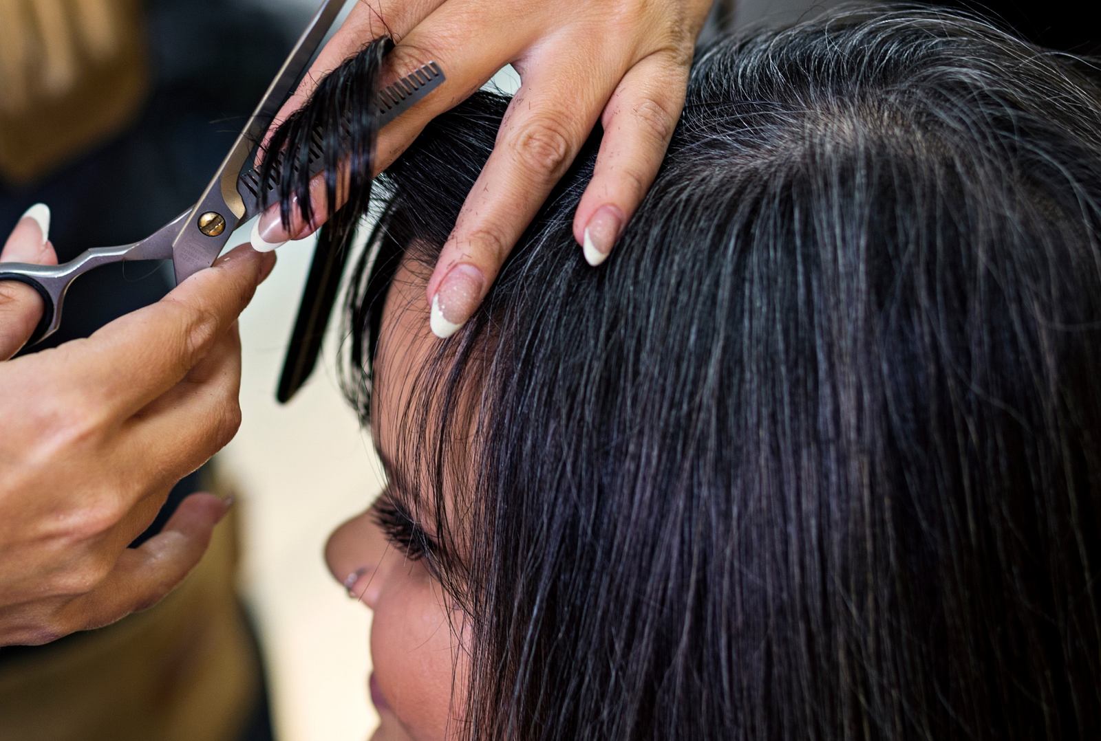 Halblange Haare Mit Pony Und Brille Halblange Haare mit Pony und Brille: Diese Frisuren liegen im Trend