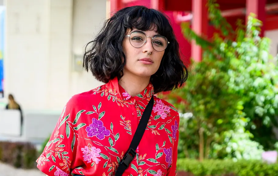 Mittellange Frisur mit Pony und Brille: Der French Bob Halblange Haare mit Pony und Brille: Diese Frisuren liegen im Trend