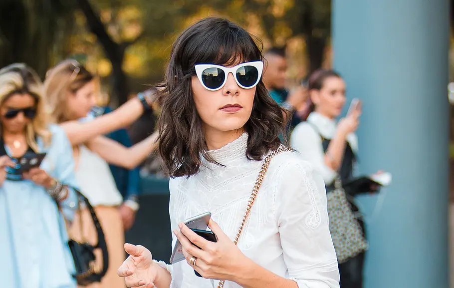 Long Bob mit Pony und Brille Halblange Haare mit Pony und Brille: Diese Frisuren liegen im Trend