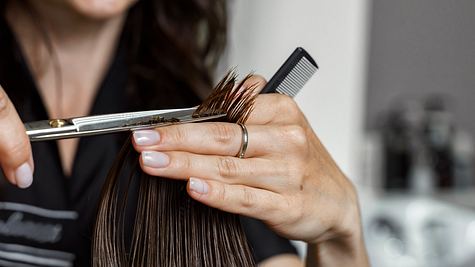 Half Moon Bangs: Wegen dieser Trendfrisur laufen 2024 alle Frauen zum Friseur! - Foto: Elena Gurova/iStock