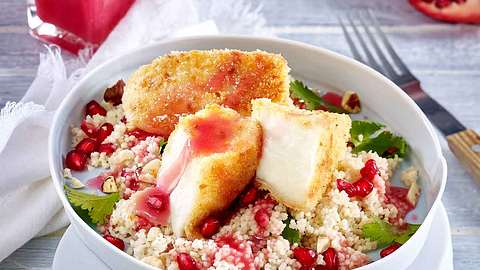 Halloumi-Rezepte: Granatapfel-Couscous mit paniertem Halloumi - Foto: Food & Foto Experts