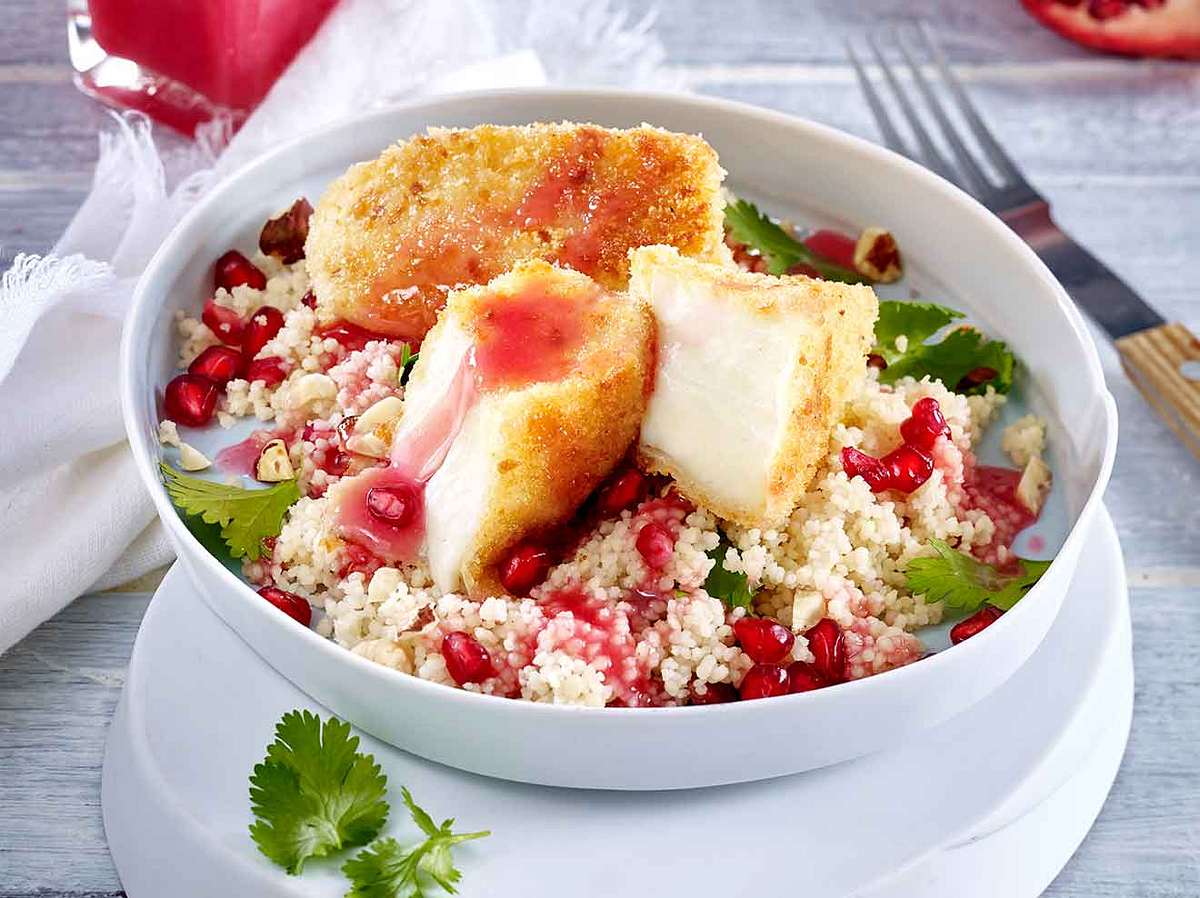 Halloumi-Rezepte: Granatapfel-Couscous mit paniertem Halloumi