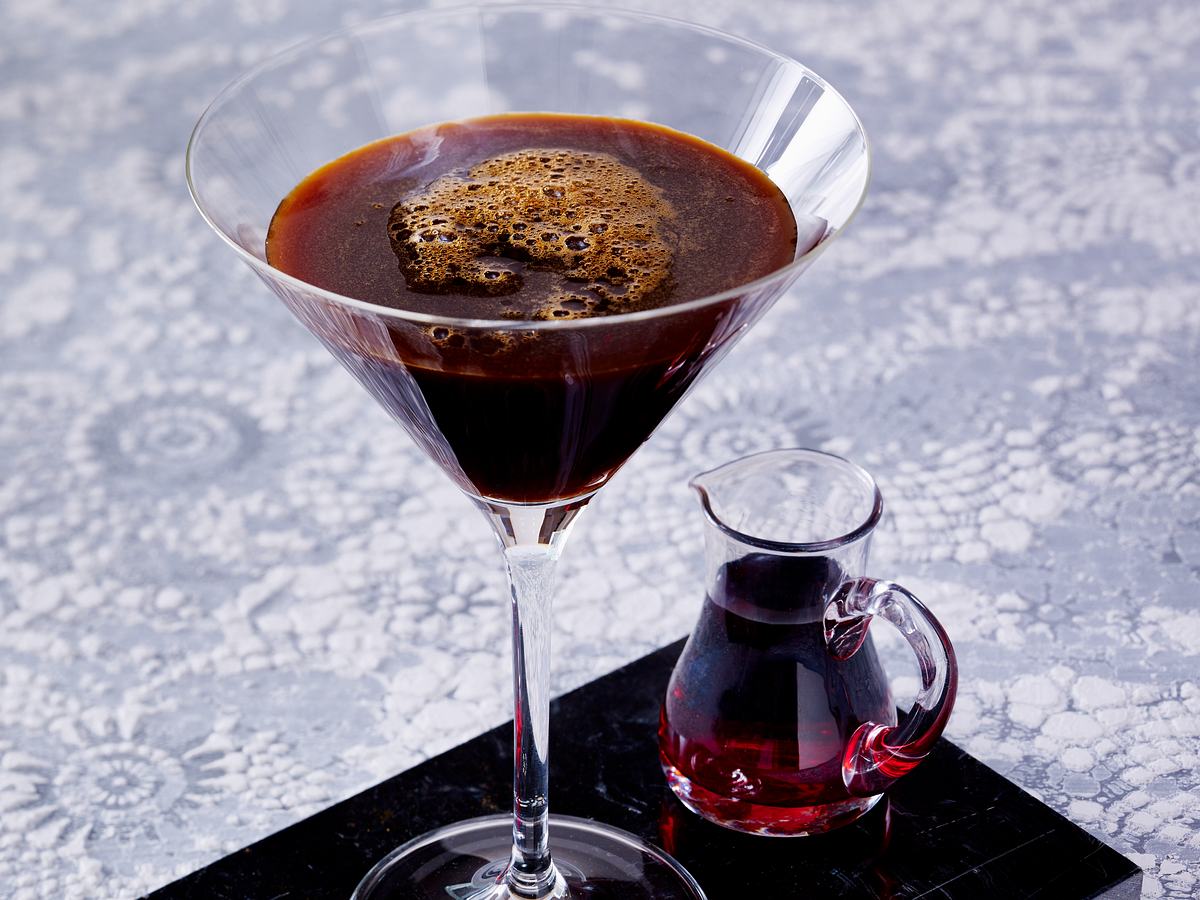 Halloween-Cocktail Schwarzes Blut: Kirsch-Espresso-Martini