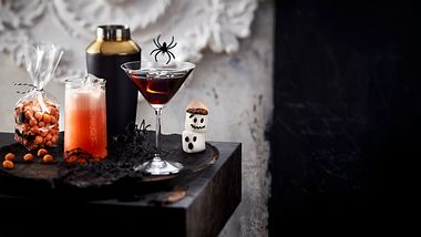 Halloween-Cocktails: Classy Black Martini und Orange Fizz
