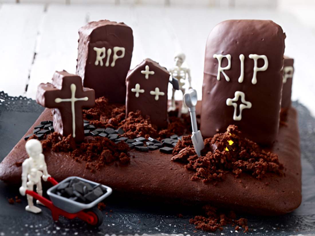 Der Friedhofskuchen ist ein schaurig schöner Halloween-Kuchen Der Friedhofskuchen ist ein schaurig schöner Halloween-Kuchen