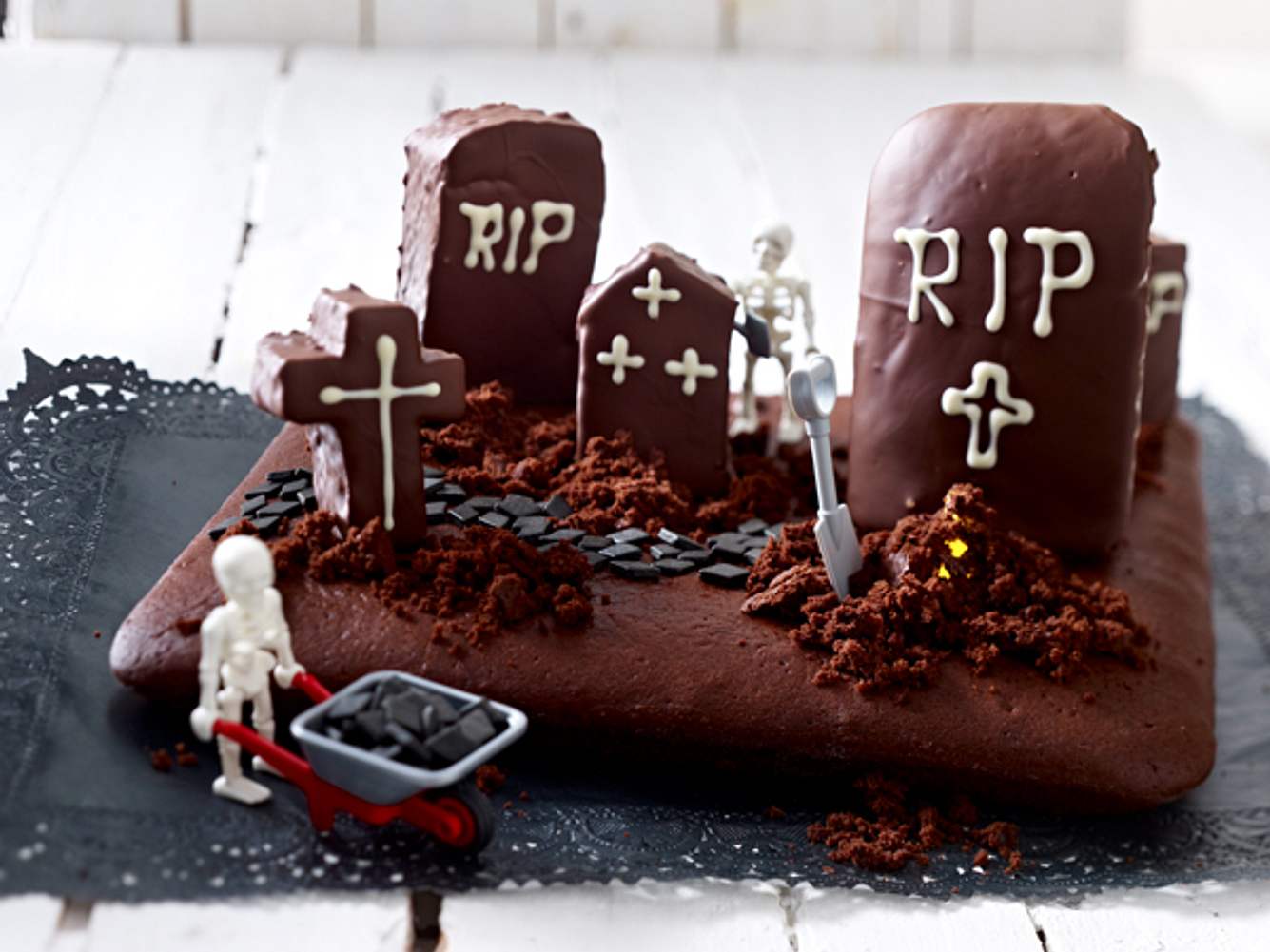 Der Friedhofskuchen ist ein schaurig schöner Halloween-Kuchen Der Friedhofskuchen ist ein schaurig schöner Halloween-Kuchen