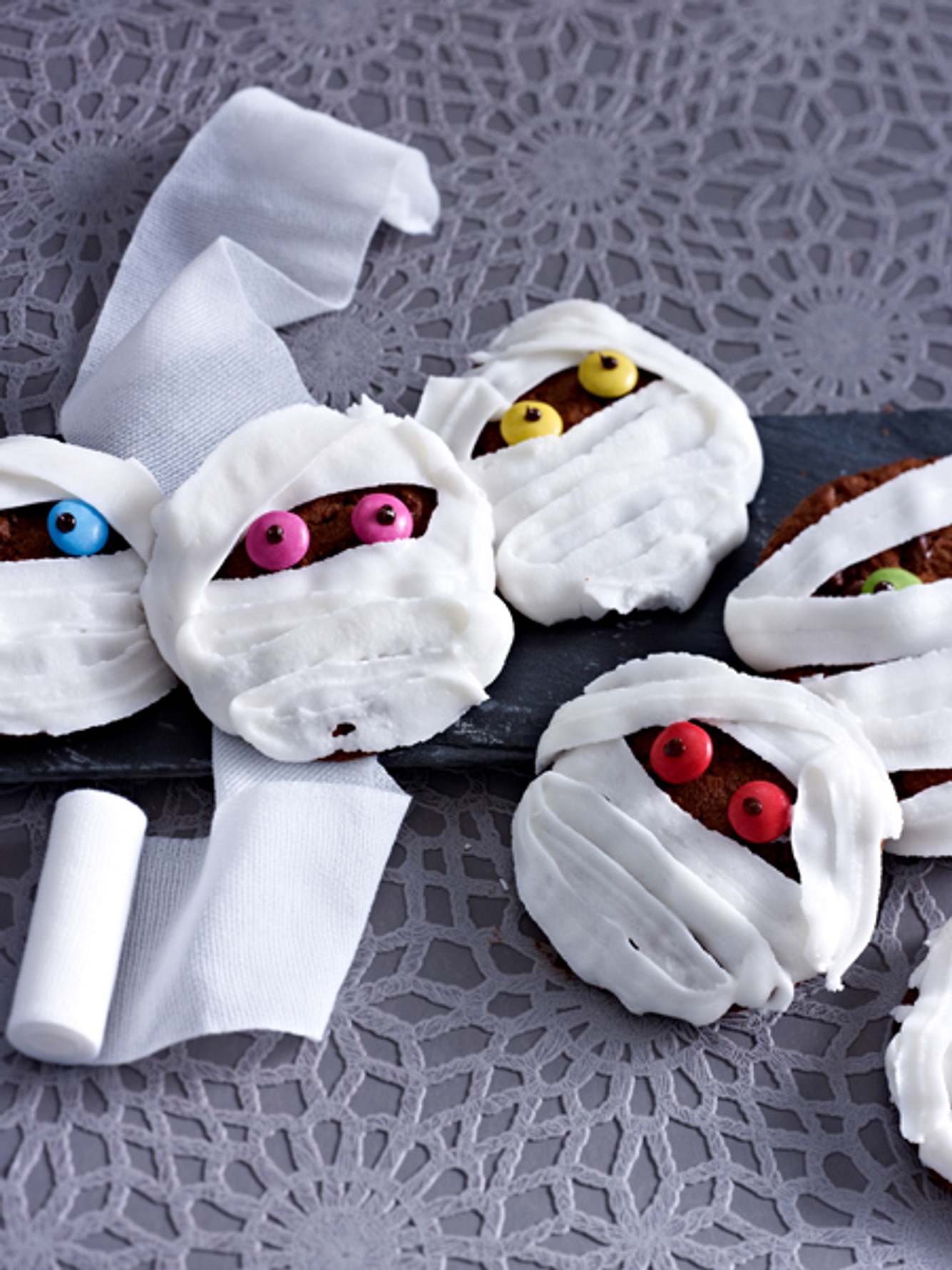 Creepy: Die Mumien-Cookies sind natürlich einbandagiert Creepy: Die Mumien-Cookies sind natürlich einbandagiert