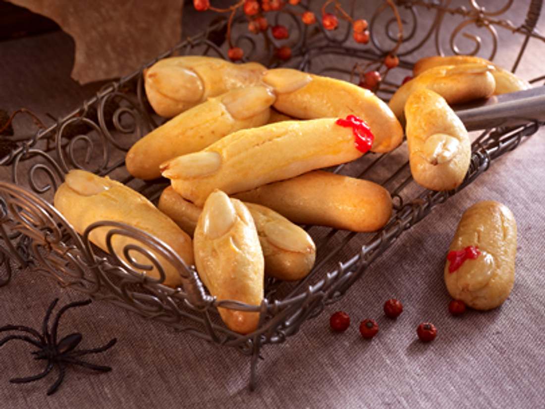 Zombie-Finger lassen den Halloween-Snack-Korb echt schaurig wirken Zombie-Finger lassen den Halloween-Snack-Korb echt schaurig wirken