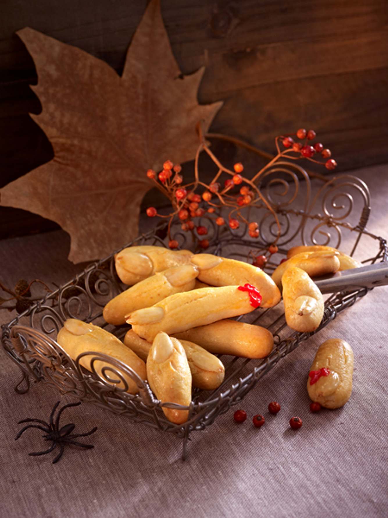 Zombie-Finger lassen den Halloween-Snack-Korb echt schaurig wirken Zombie-Finger lassen den Halloween-Snack-Korb echt schaurig wirken