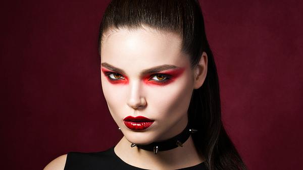 Für einen Halloween-Look brauchst du kein Kostüm - ein schaurig-schönes Make-up reicht vollkommen für einen Hingucker. - Foto: iStock