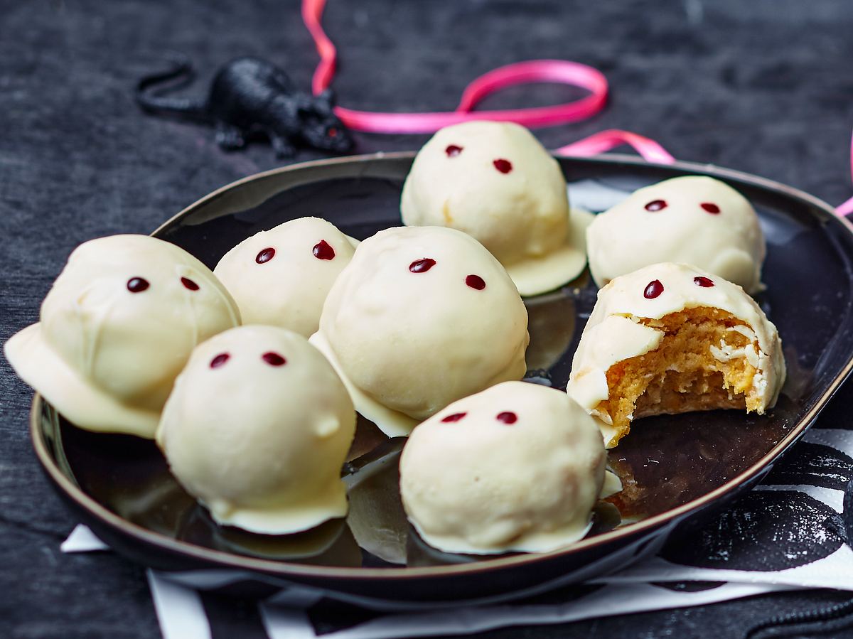 Halloween Rezept für Kürbis-Trüffel Gespenster