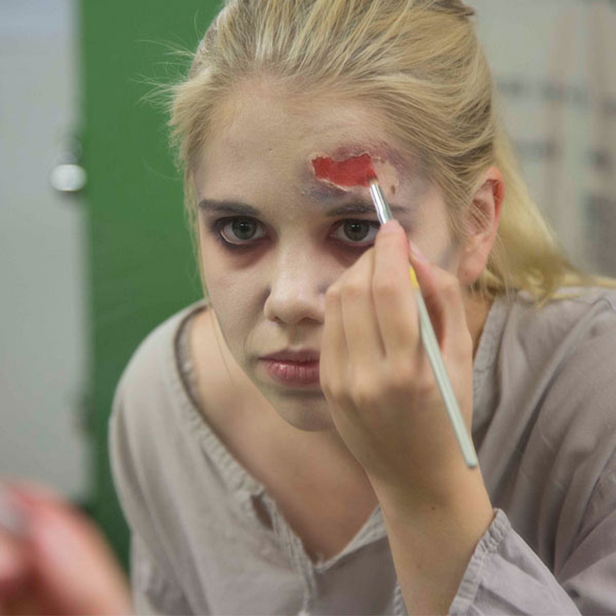 halloween zombie schminken blut