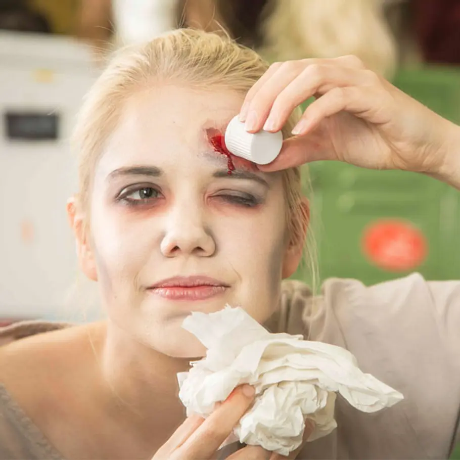 Zombie schminken: So wirst du zur Untoten halloween zombie schminken fliessen