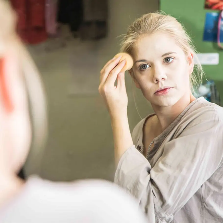 Zombie schminken: So wirst du zur Untoten halloween zombie schminken grundierung