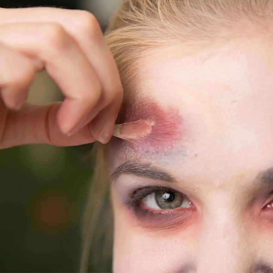 Zombie schminken: So wirst du zur Untoten halloween zombie schminken haut