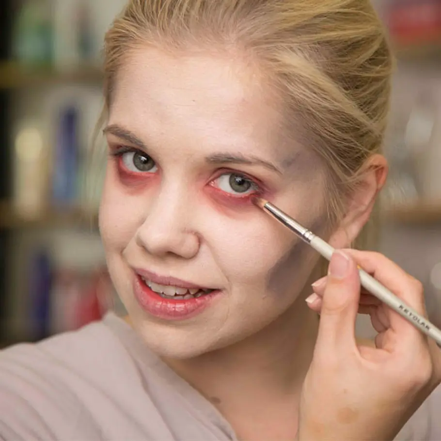 Zombie schminken: So wirst du zur Untoten halloween zombie schminken kontrast