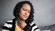Halsschmerzen brauchen nicht immer gleich einen Arzt - aber manchmal. - Foto: FG Trade/iStock