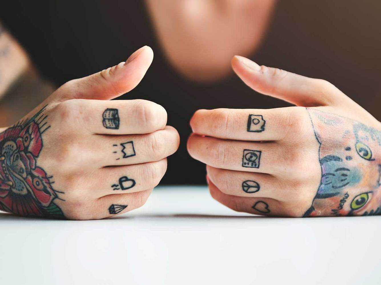 Hand-Tattoos können wunderschön sein - trotzdem raten Tätowierer oft von ihnen ab.