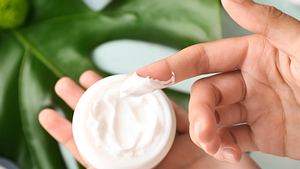 Handcreme selber machen mit diesem einfachen Rezept - Foto: iStock/serezniy