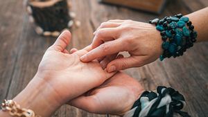 Handlesen: Das bedeutet es, wenn sich deine Herzlinien berühren - Foto: SonerCdem/iStock