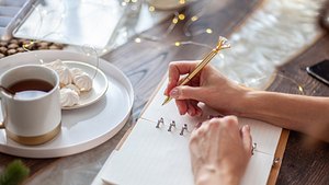 Frau macht Handlettering von Zahlen - Foto: iStock/Kostikova