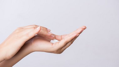 Handmaske zur Handpflege für geschmeidige Haut - Foto: iStock/ spukkato