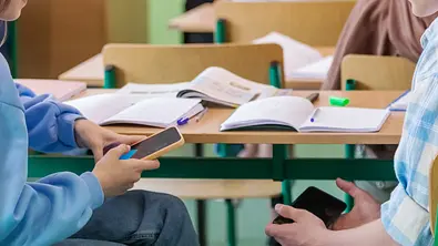 Smartphone-Verbot an Schulen gefordert - Foto: iStock/izusek (Themenbild)