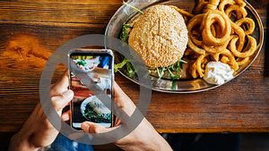 50 Prozent auf Schnitzel & Co. - wenn man sein Smartphone vor dem Restaurant abgibt - Foto: IMAGO/xcitepress & Getty Images/Hinterhaus Productions