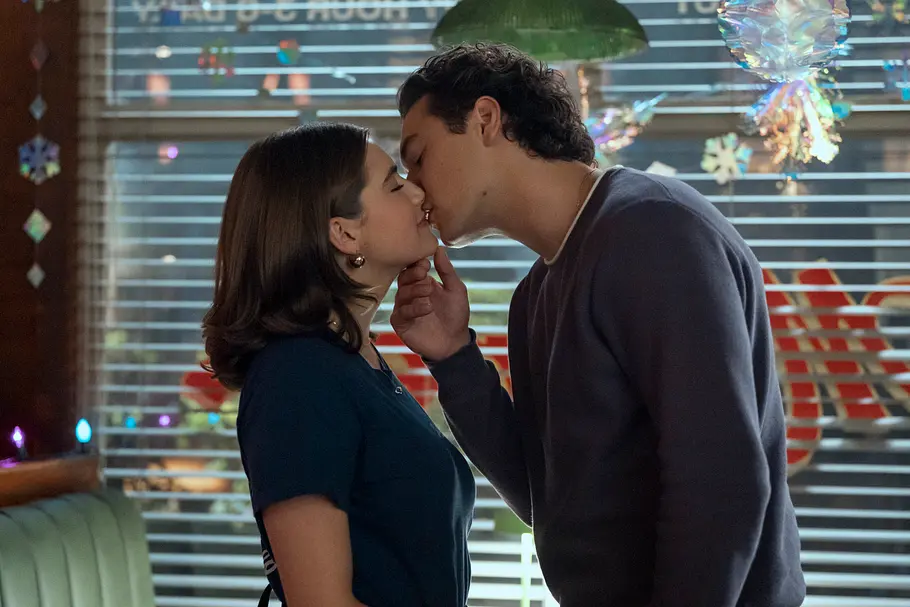 Hannah (Ella Bright) und Garrett (Belmont Cameli) küssen sich in der Serie „Off Campus“.