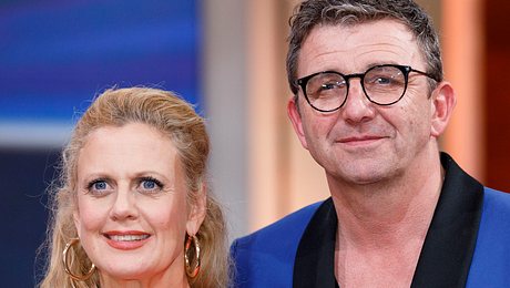 Oh, là, là, was läuft denn da zwischen Hans Sigl (52) und Barbara Schöneberger (48)?! - Foto: IMAGO / Future Image