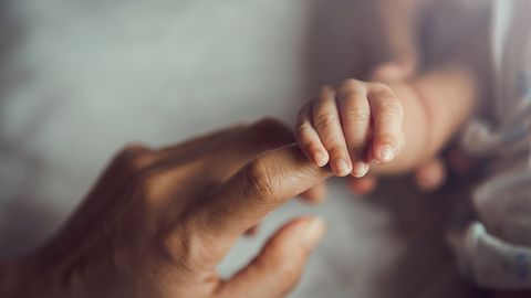 Herzzerreißend: Ihrem todkranken Papa zuliebe kam Harper früher auf die Welt - Foto: Thanumporn Thongkongkaew/iStock