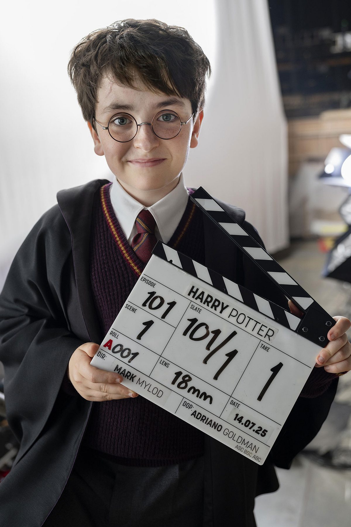 Dominic McLaughlin als Harry Potter. Schauspieler Dominic McLaughlin als Harry Potter hält die Drehklappe für die erste Folge der Harry Potter-Serie.