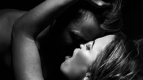 Mann und Frau im ekstatischen Liebesspiel. - Foto: AleksandarNakic / iStock