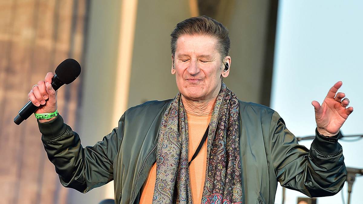 Hartmut Engler performt auf der Bühne - er sieht abgekämpft aus.