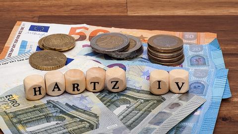 Hartz IV: Job-Center sorgt für böse Überraschung bei ALG-II-Empfängern! - Foto: Istock
