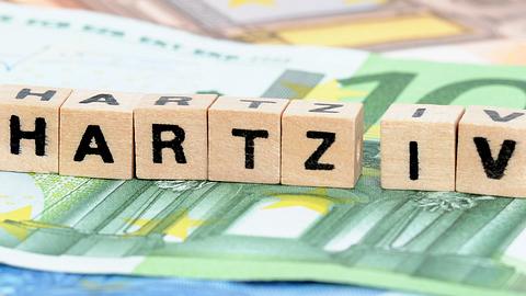 Hartz-IV-Empfänger erhalten mehr Geld. - Foto: PeJo29/istock