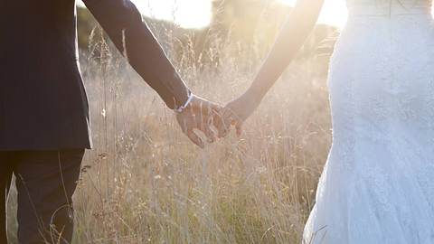 Hartz IV -Empfänger klagen Heiratsgeld beim Jobcenter ein -DAS ist das Urteil... - Foto: iStock