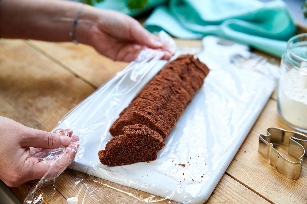 Anleitung Bild 2: Hasen für Hasenkuchen in Frischhaltefolie wickeln und tiefkühlen