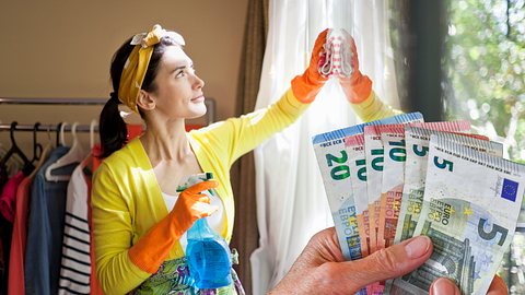 Für 27 Jahre Haushalt: Mann muss Ex-Frau nach Scheidung 160.000 Euro zahlen - Foto: IMAGO/imagebroker & Getty Images/Kathrin Ziegler