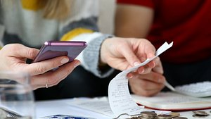 Haushaltsbuch führen: Die private Buchhaltung hilft beim Überblick über die eigenen Finanzen - Foto: megaflopp/iStock