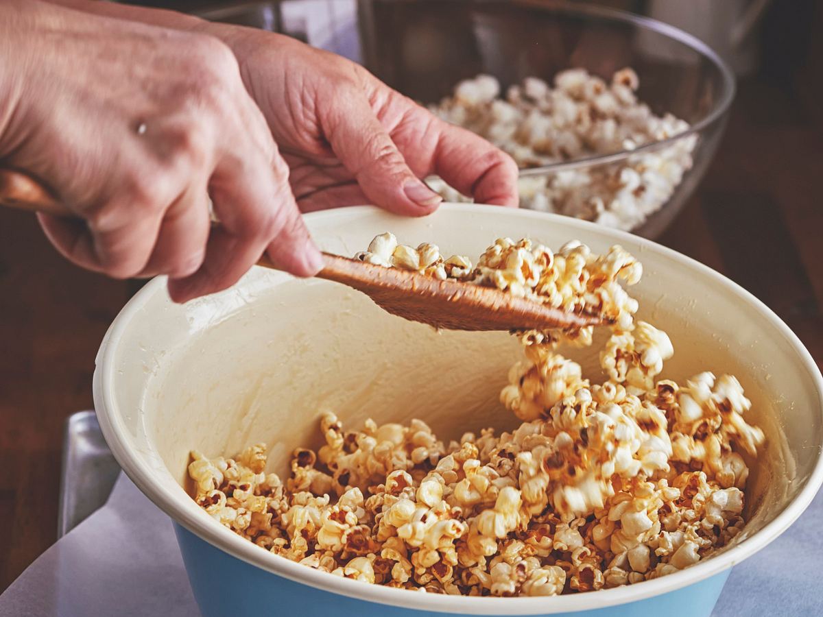 Vorbereitung von gesalzenem Karamell Popcorn