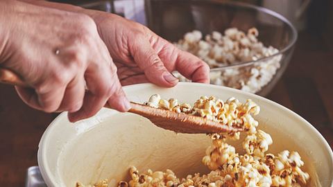 Vorbereitung von gesalzenem Karamell Popcorn - Foto: GMVozd/iStock