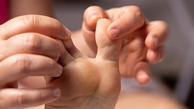 Hausmittel gegen Fußpilz sollen u.a. gegen den Juckreiz helfen. (Themenbild) - Foto: sruilk/iStock