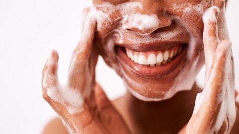 Gereizte Haut und Rötungen im Gesicht: Diese Hausmittel helfen. - Foto: PeopleImages/iStock