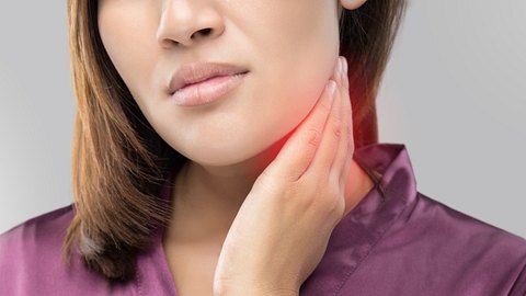 Diese Mittel helfen gegen Halsschmerzen. - Foto: Tharakorn/iStock