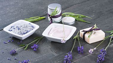 Pflegeprodukte mit Lavendelöl: So effektiv helfen sie gegen Akne, unreine Haut & Haarausfall - Foto: iStock