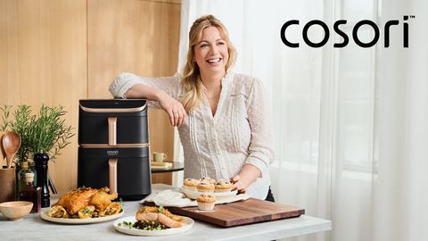Zora Klipp mit Cosori-Airfryer in der Küche - Foto: Cosori