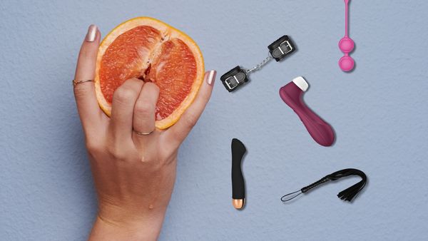 Eine Hand in einer Grapefruit und Sex Toys von Eis.de - Foto: Wunderweib