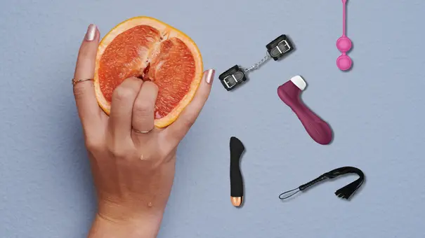 Eine Hand in einer Grapefruit und Sex Toys von Eis.de - Foto: Wunderweib Eine Hand in einer Grapefruit und Sex Toys von Eis.de - Foto: Wunderweib